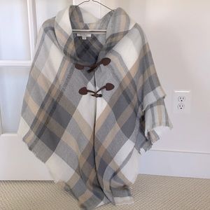 🎄Xmas sale🎄 NWOT cape/shawl with two button closure